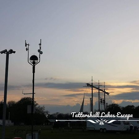 Meridian Tattershall Lakes Escape - Lakeside Lodge Caravan With A Fishing Peg Luxury Hot Tub المظهر الخارجي الصورة