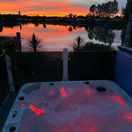 Meridian Tattershall Lakes Escape - Lakeside Lodge Caravan With A Fishing Peg Luxury Hot Tub المظهر الخارجي الصورة