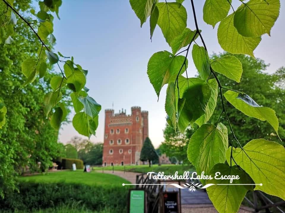 Meridian Tattershall Lakes Escape - Lakeside Lodge Caravan With A Fishing Peg Luxury Hot Tub المظهر الخارجي الصورة