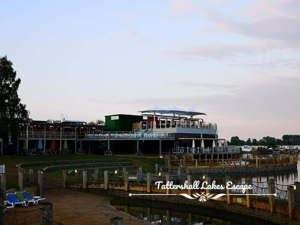 Meridian Tattershall Lakes Escape - Lakeside Lodge Caravan With A Fishing Peg Luxury Hot Tub المظهر الخارجي الصورة