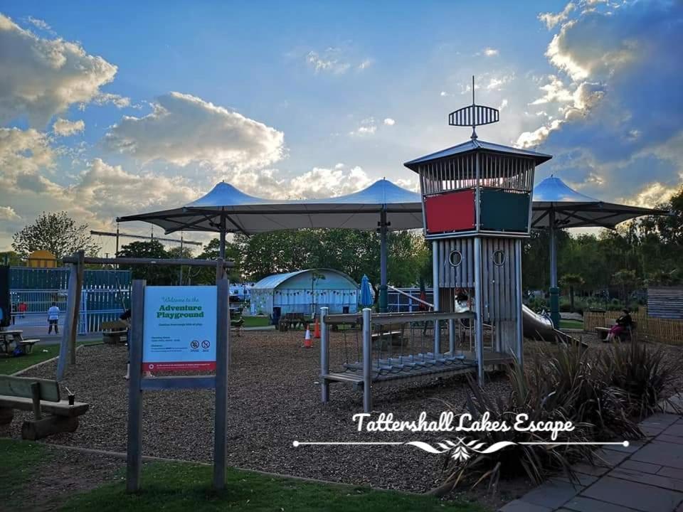 Meridian Tattershall Lakes Escape - Lakeside Lodge Caravan With A Fishing Peg Luxury Hot Tub المظهر الخارجي الصورة