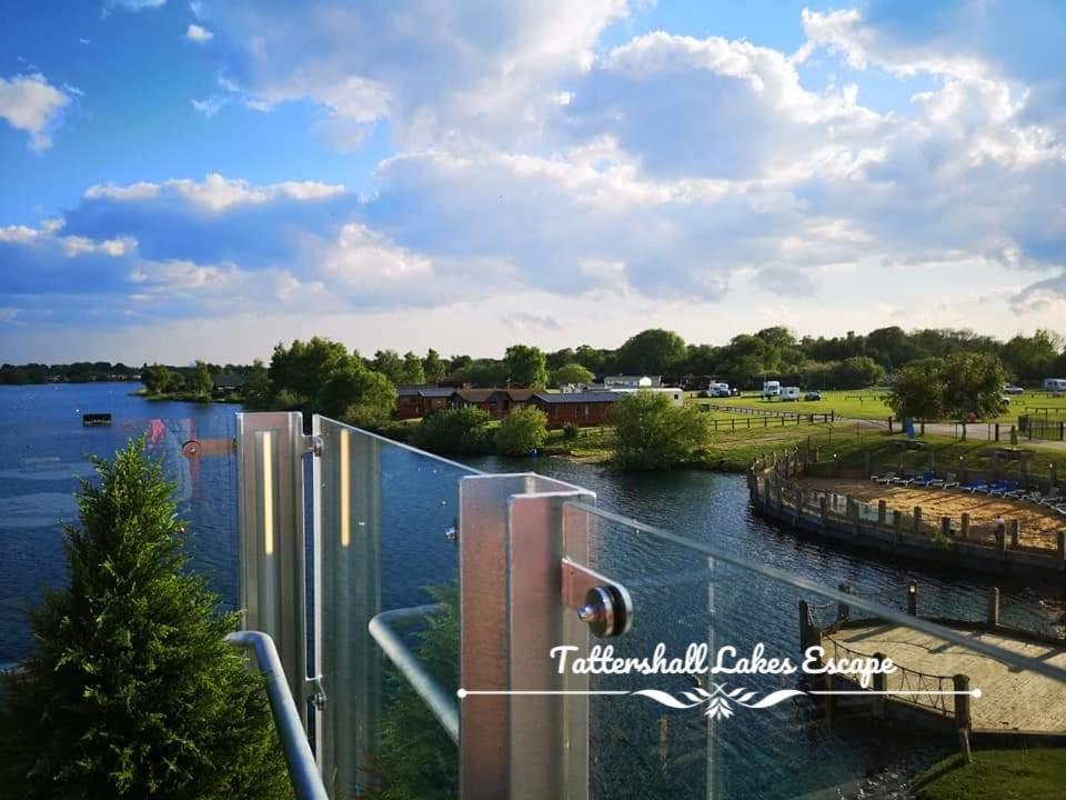 Meridian Tattershall Lakes Escape - Lakeside Lodge Caravan With A Fishing Peg Luxury Hot Tub المظهر الخارجي الصورة