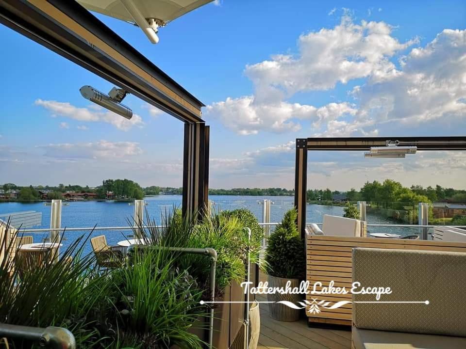 Meridian Tattershall Lakes Escape - Lakeside Lodge Caravan With A Fishing Peg Luxury Hot Tub المظهر الخارجي الصورة