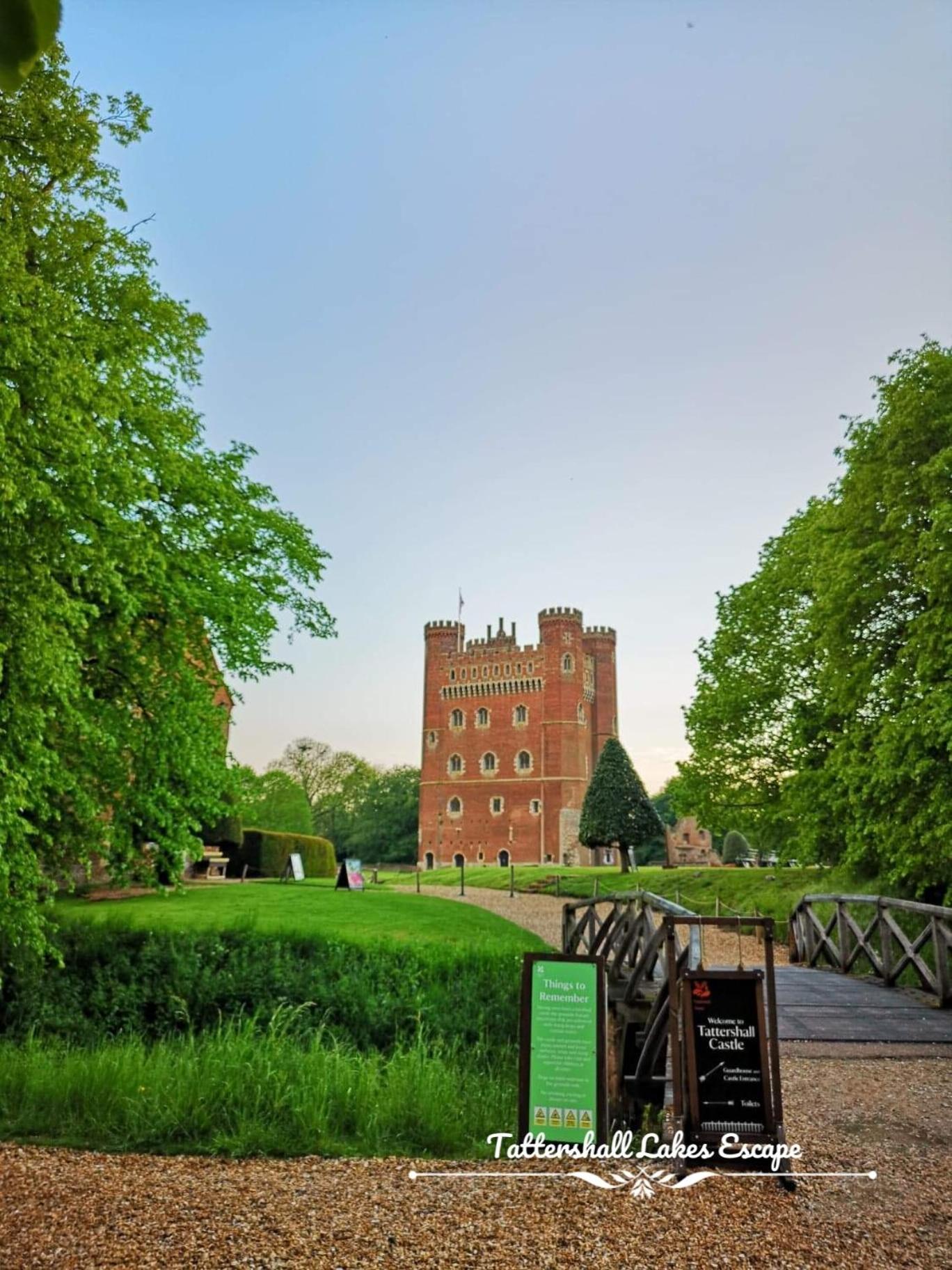 Meridian Tattershall Lakes Escape - Lakeside Lodge Caravan With A Fishing Peg Luxury Hot Tub المظهر الخارجي الصورة
