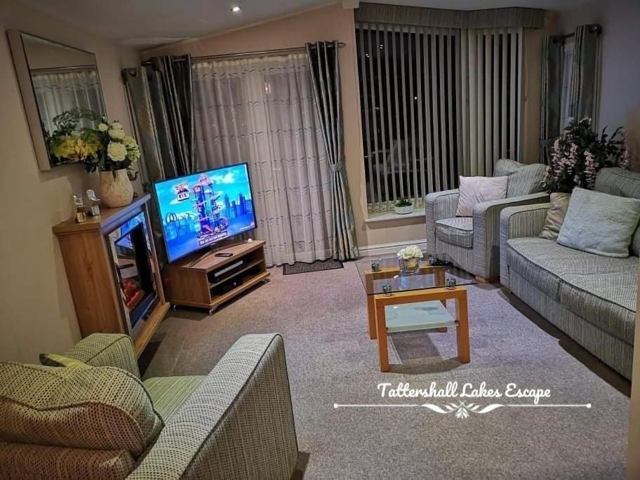 Meridian Tattershall Lakes Escape - Lakeside Lodge Caravan With A Fishing Peg Luxury Hot Tub المظهر الخارجي الصورة