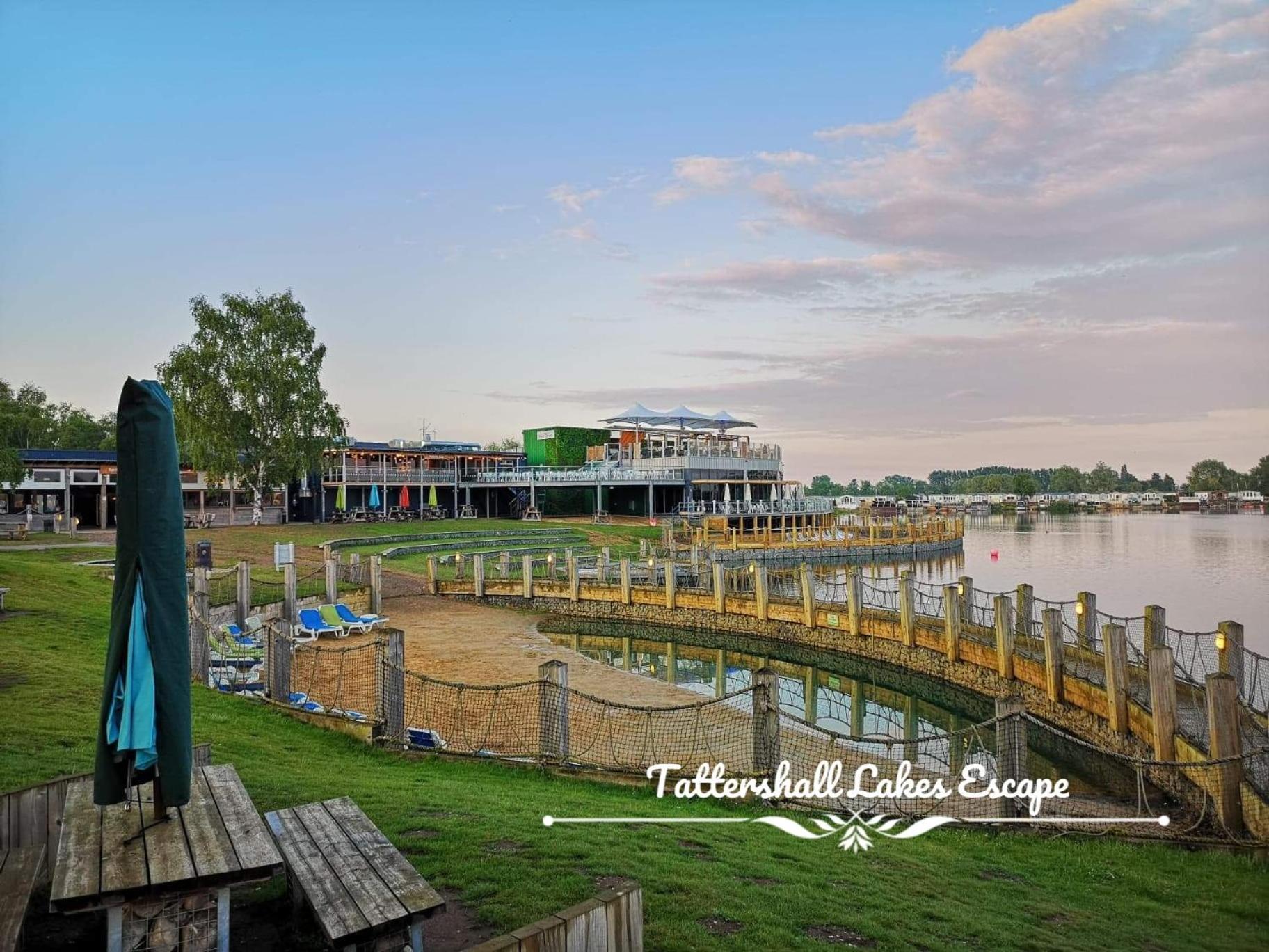 Meridian Tattershall Lakes Escape - Lakeside Lodge Caravan With A Fishing Peg Luxury Hot Tub المظهر الخارجي الصورة