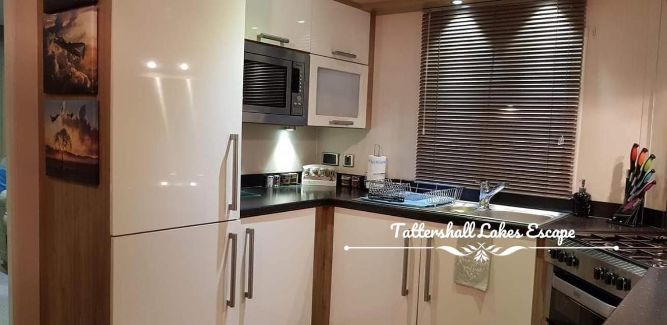 Meridian Tattershall Lakes Escape - Lakeside Lodge Caravan With A Fishing Peg Luxury Hot Tub المظهر الخارجي الصورة