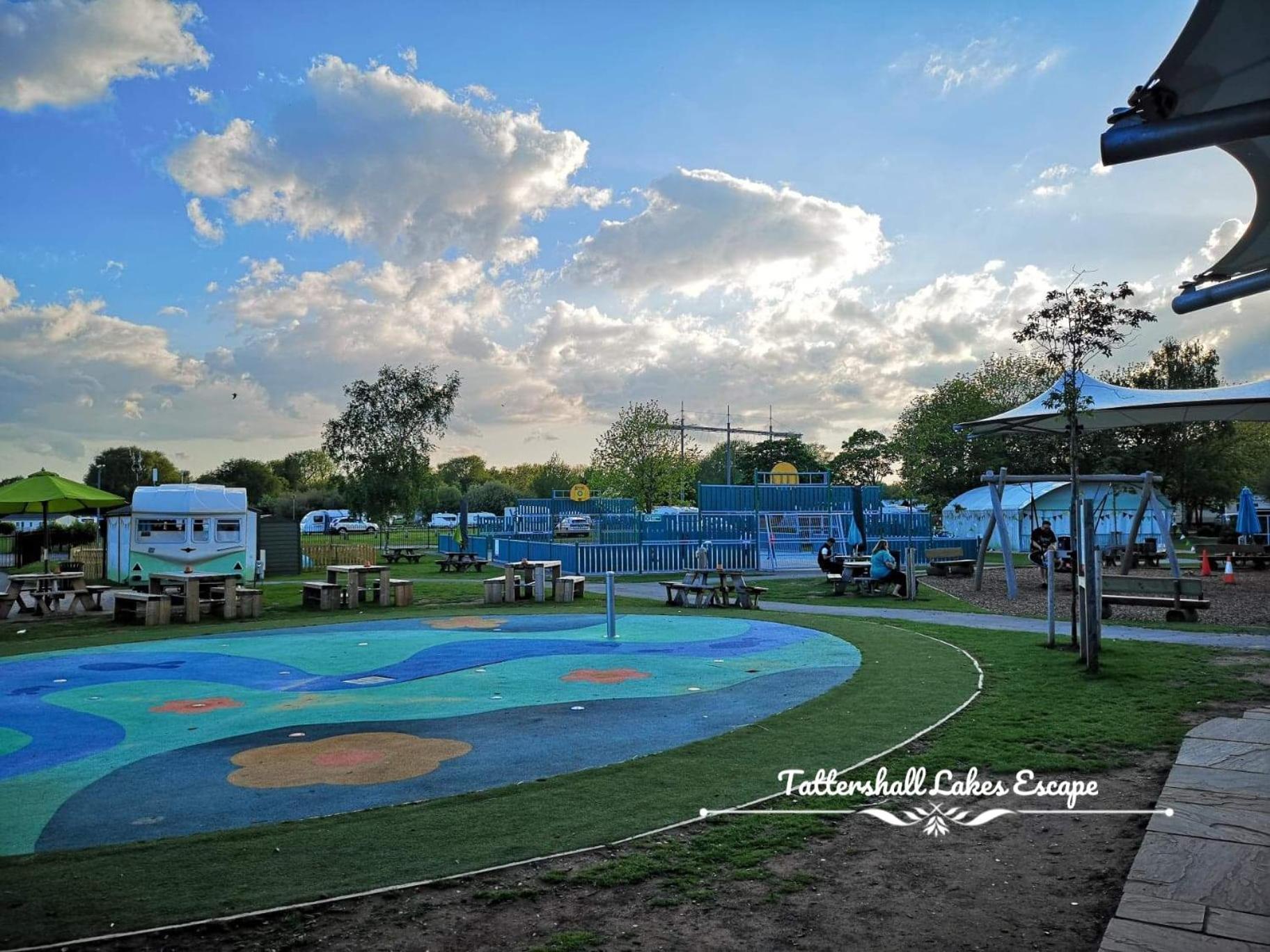 Meridian Tattershall Lakes Escape - Lakeside Lodge Caravan With A Fishing Peg Luxury Hot Tub المظهر الخارجي الصورة