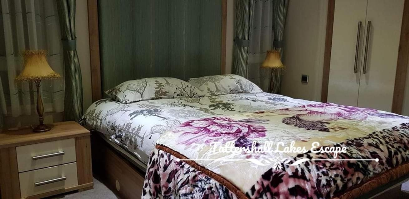 Meridian Tattershall Lakes Escape - Lakeside Lodge Caravan With A Fishing Peg Luxury Hot Tub المظهر الخارجي الصورة