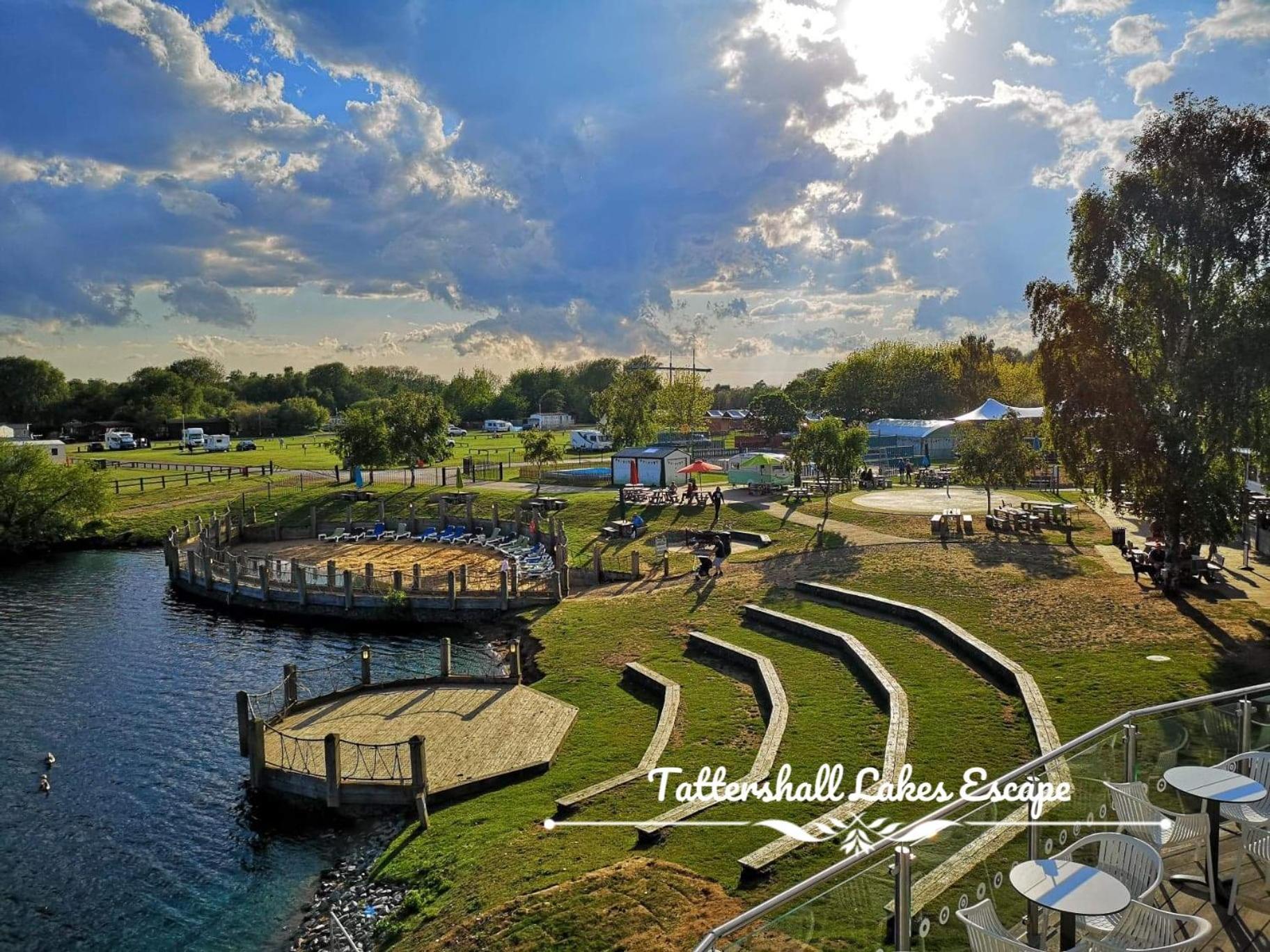 Meridian Tattershall Lakes Escape - Lakeside Lodge Caravan With A Fishing Peg Luxury Hot Tub المظهر الخارجي الصورة