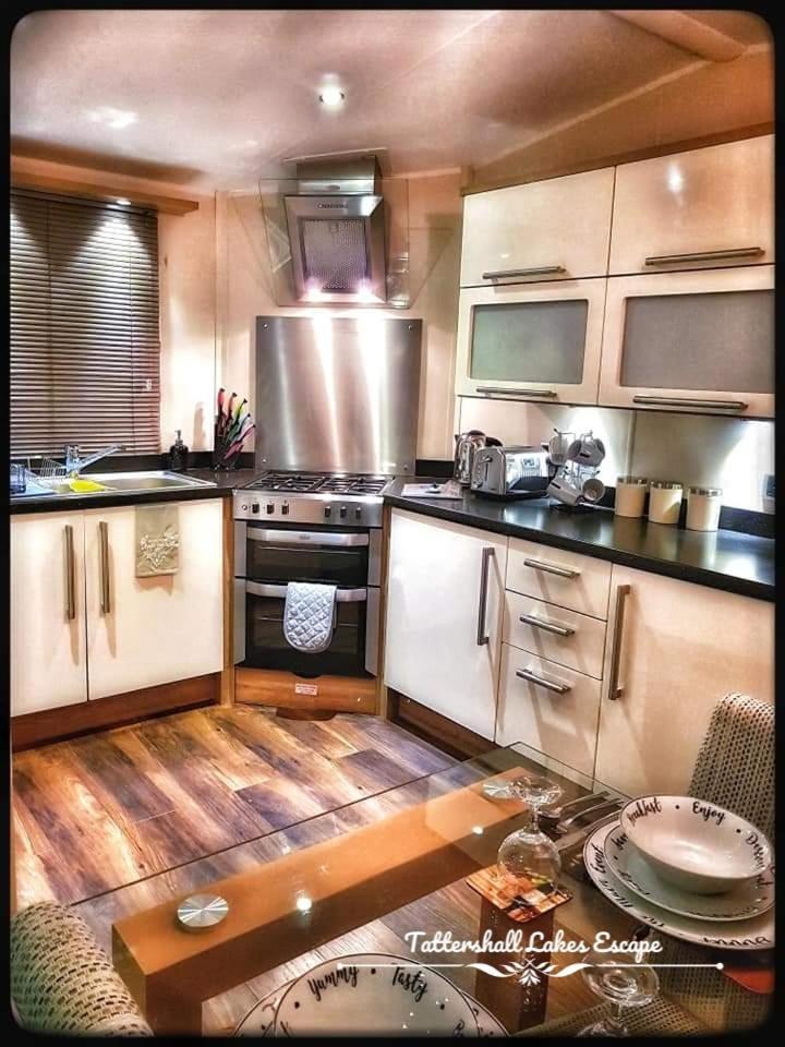 Meridian Tattershall Lakes Escape - Lakeside Lodge Caravan With A Fishing Peg Luxury Hot Tub المظهر الخارجي الصورة