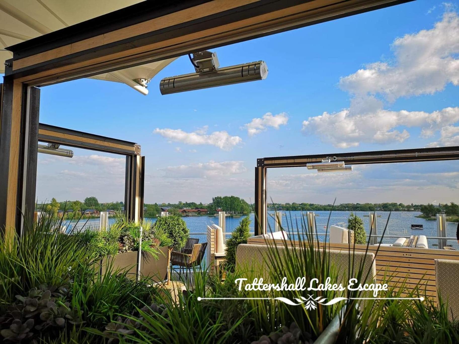 Meridian Tattershall Lakes Escape - Lakeside Lodge Caravan With A Fishing Peg Luxury Hot Tub المظهر الخارجي الصورة