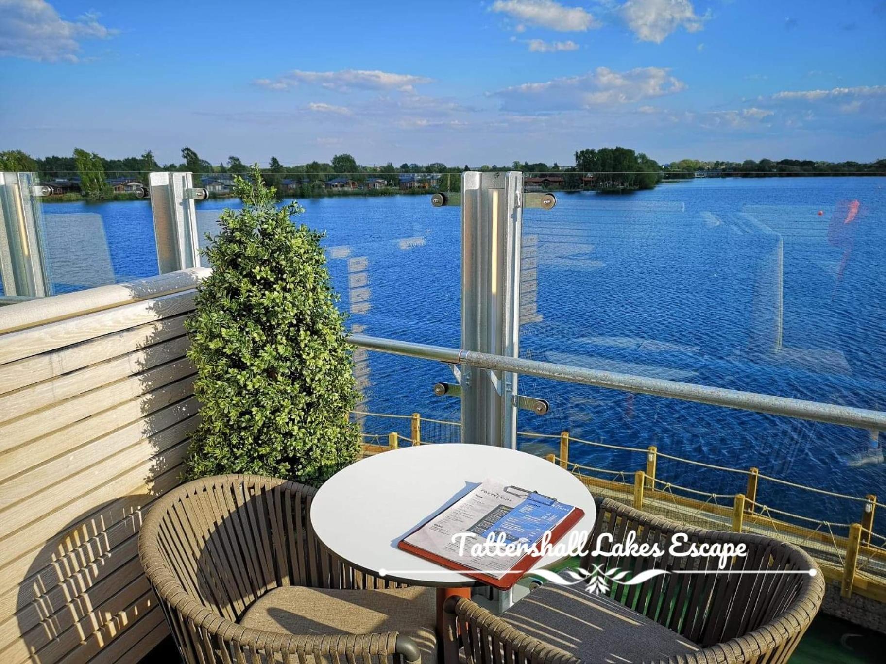 Meridian Tattershall Lakes Escape - Lakeside Lodge Caravan With A Fishing Peg Luxury Hot Tub المظهر الخارجي الصورة