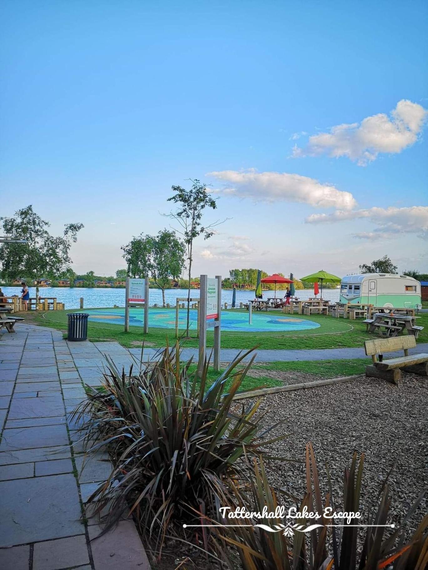 Meridian Tattershall Lakes Escape - Lakeside Lodge Caravan With A Fishing Peg Luxury Hot Tub المظهر الخارجي الصورة