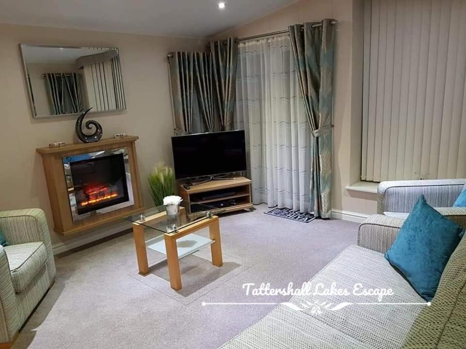 Meridian Tattershall Lakes Escape - Lakeside Lodge Caravan With A Fishing Peg Luxury Hot Tub المظهر الخارجي الصورة