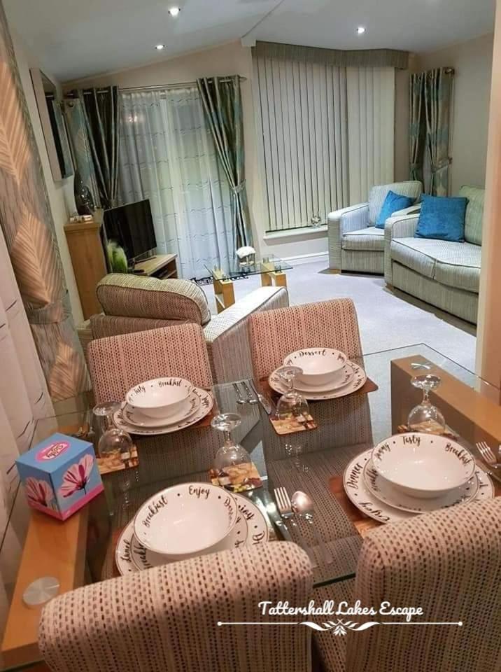 Meridian Tattershall Lakes Escape - Lakeside Lodge Caravan With A Fishing Peg Luxury Hot Tub المظهر الخارجي الصورة