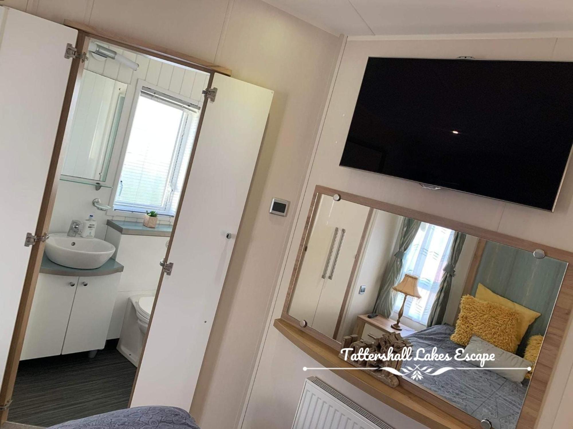 Meridian Tattershall Lakes Escape - Lakeside Lodge Caravan With A Fishing Peg Luxury Hot Tub المظهر الخارجي الصورة