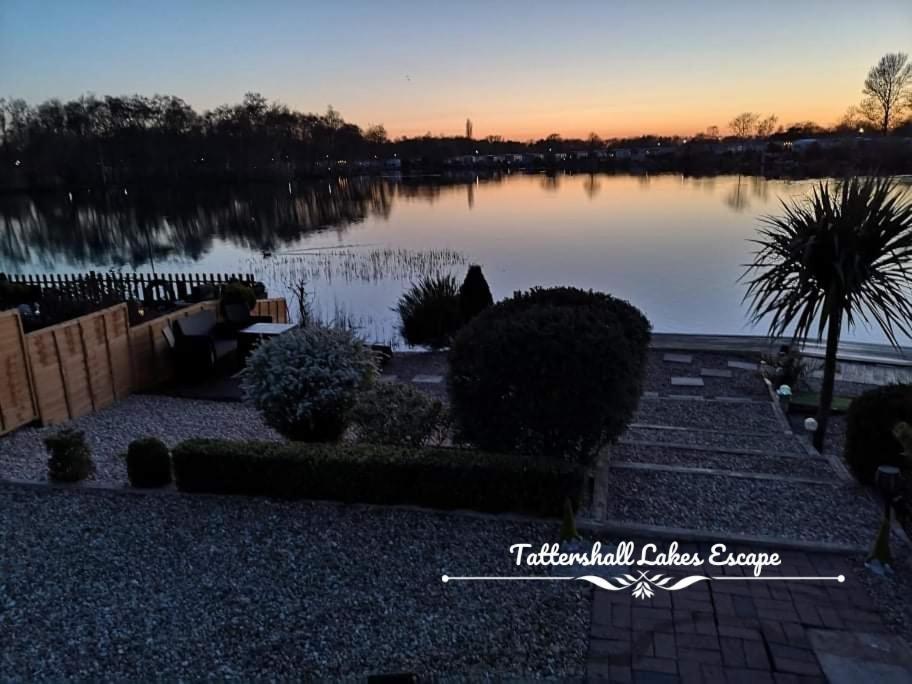 Meridian Tattershall Lakes Escape - Lakeside Lodge Caravan With A Fishing Peg Luxury Hot Tub المظهر الخارجي الصورة