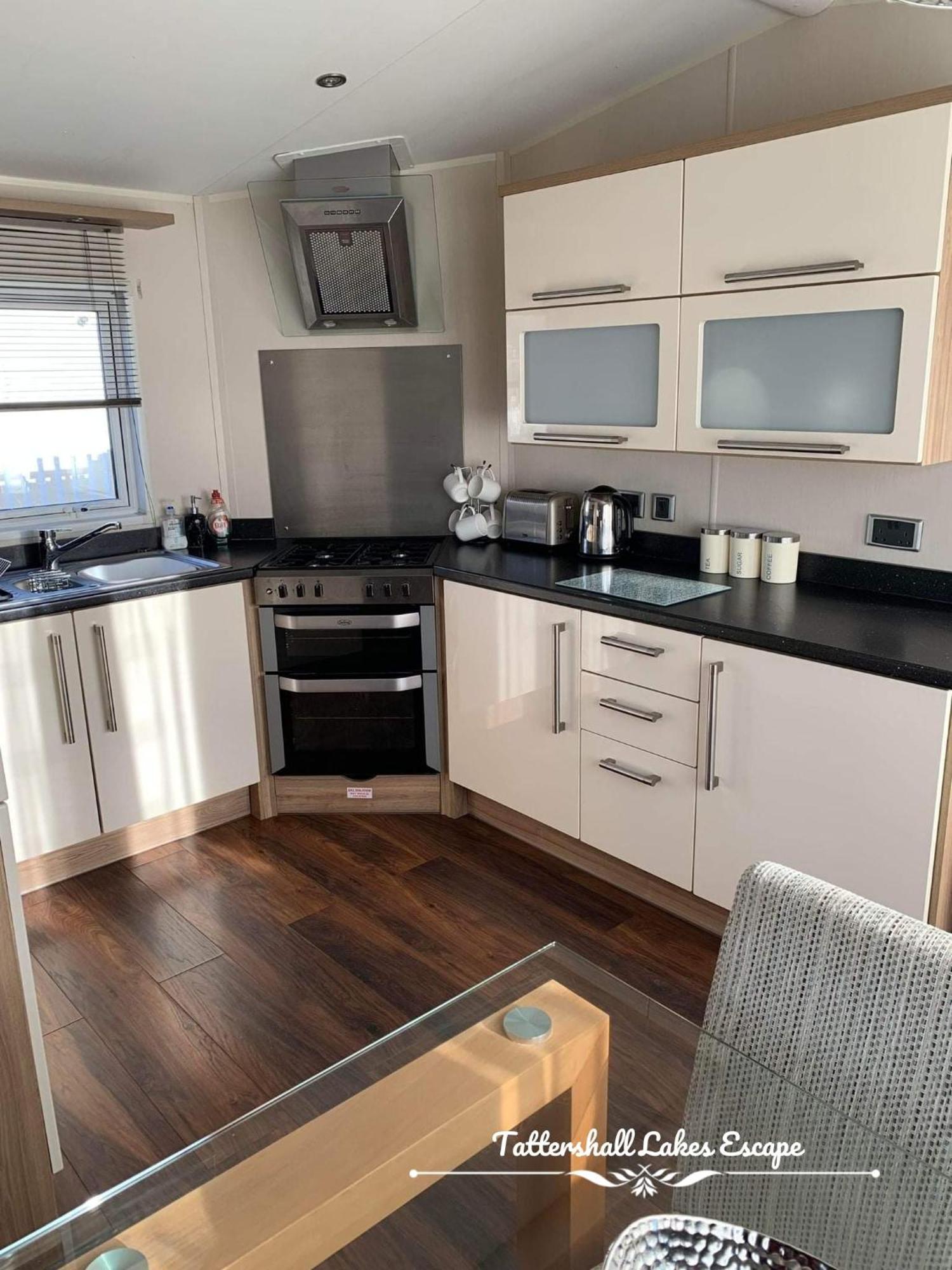 Meridian Tattershall Lakes Escape - Lakeside Lodge Caravan With A Fishing Peg Luxury Hot Tub المظهر الخارجي الصورة
