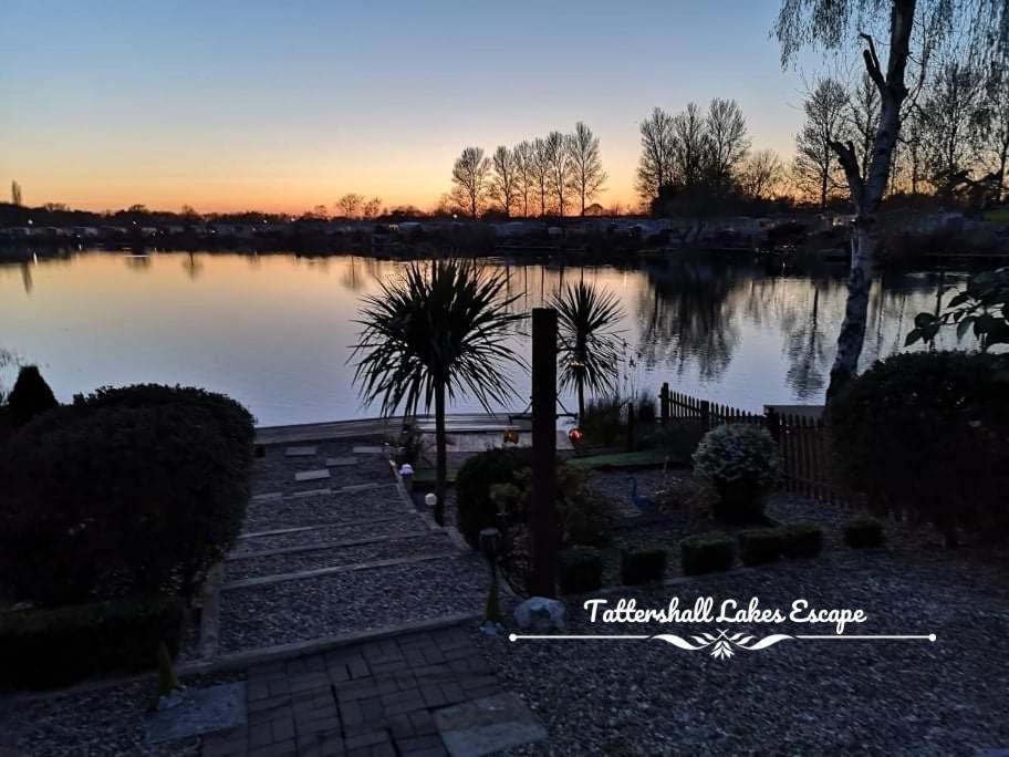 Meridian Tattershall Lakes Escape - Lakeside Lodge Caravan With A Fishing Peg Luxury Hot Tub المظهر الخارجي الصورة