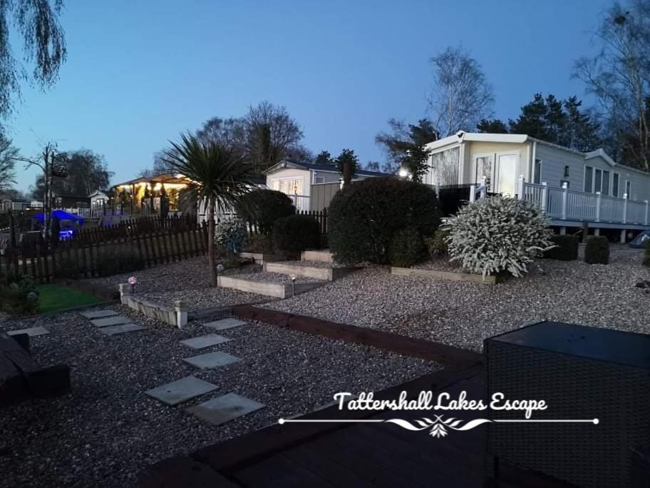 Meridian Tattershall Lakes Escape - Lakeside Lodge Caravan With A Fishing Peg Luxury Hot Tub المظهر الخارجي الصورة