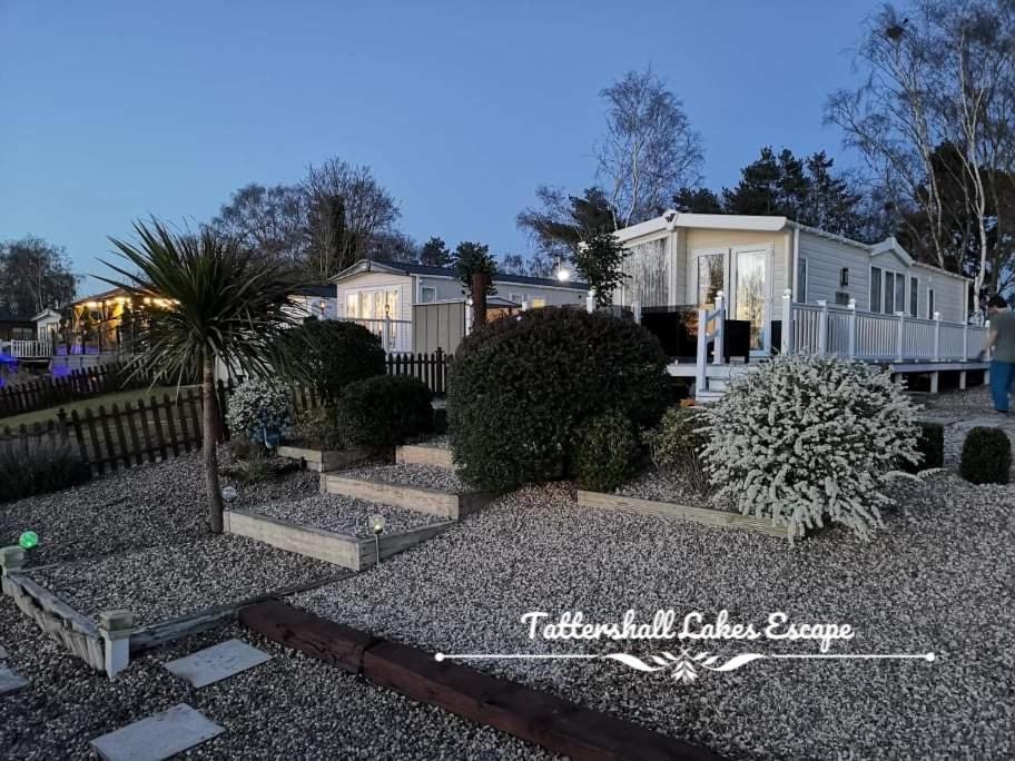 Meridian Tattershall Lakes Escape - Lakeside Lodge Caravan With A Fishing Peg Luxury Hot Tub المظهر الخارجي الصورة