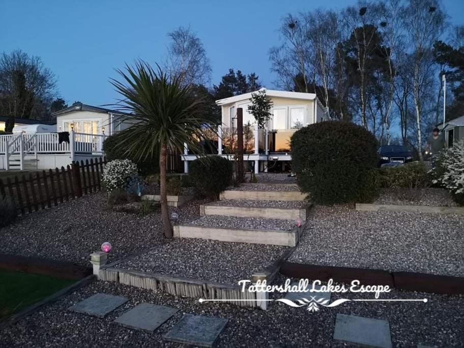Meridian Tattershall Lakes Escape - Lakeside Lodge Caravan With A Fishing Peg Luxury Hot Tub المظهر الخارجي الصورة