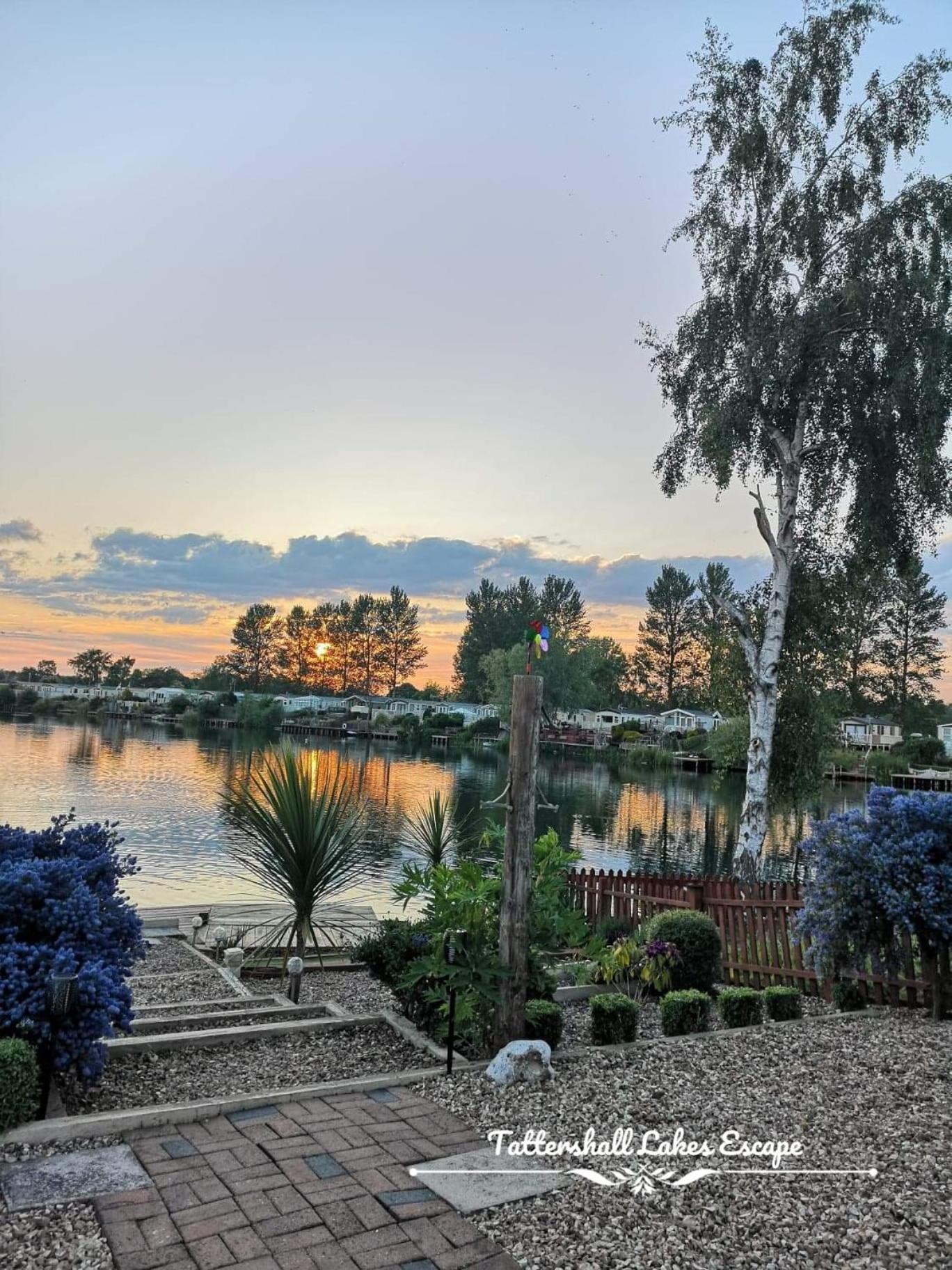 Meridian Tattershall Lakes Escape - Lakeside Lodge Caravan With A Fishing Peg Luxury Hot Tub المظهر الخارجي الصورة