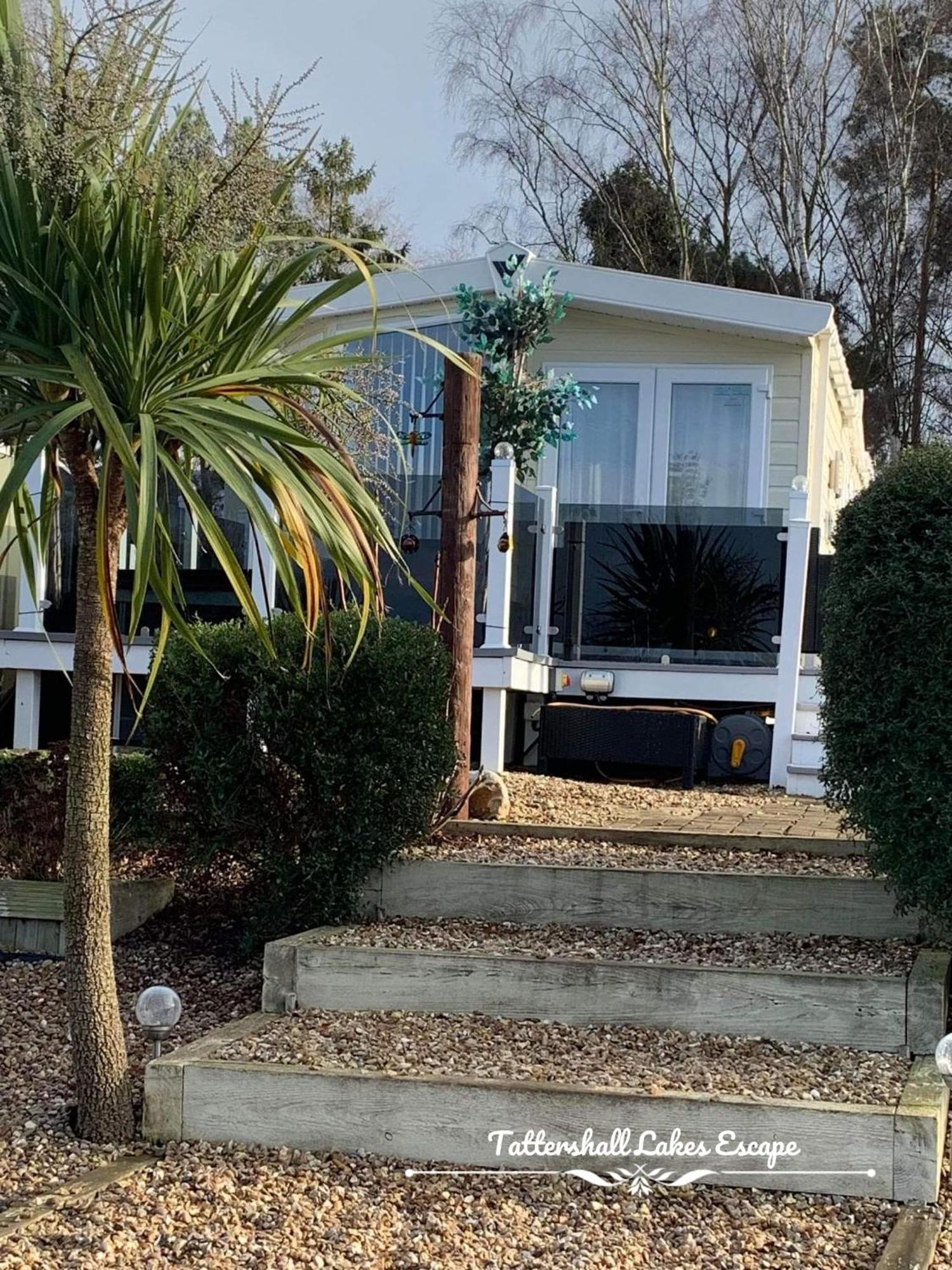 Meridian Tattershall Lakes Escape - Lakeside Lodge Caravan With A Fishing Peg Luxury Hot Tub المظهر الخارجي الصورة