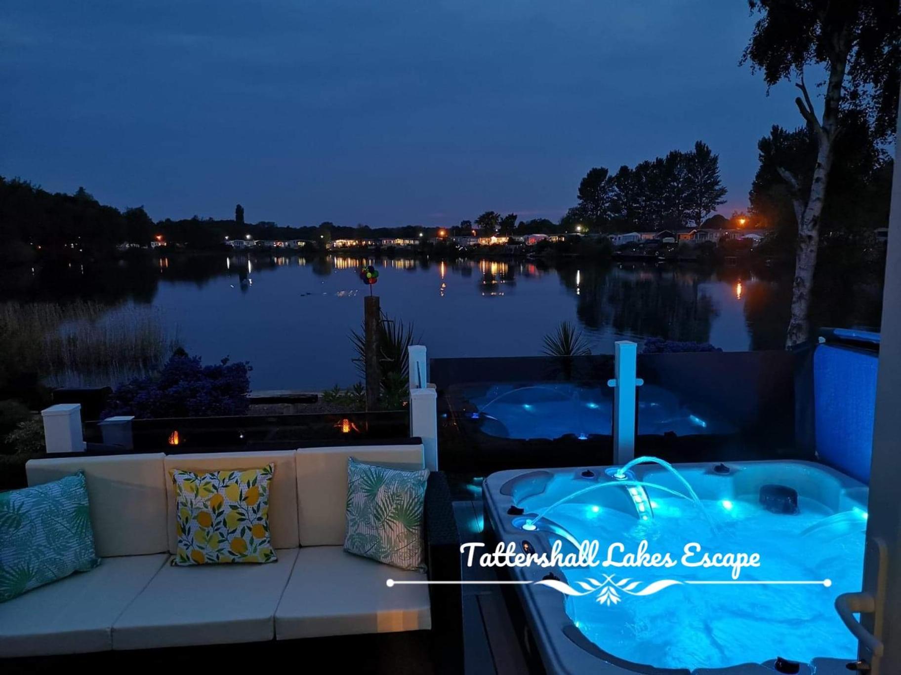 Meridian Tattershall Lakes Escape - Lakeside Lodge Caravan With A Fishing Peg Luxury Hot Tub المظهر الخارجي الصورة