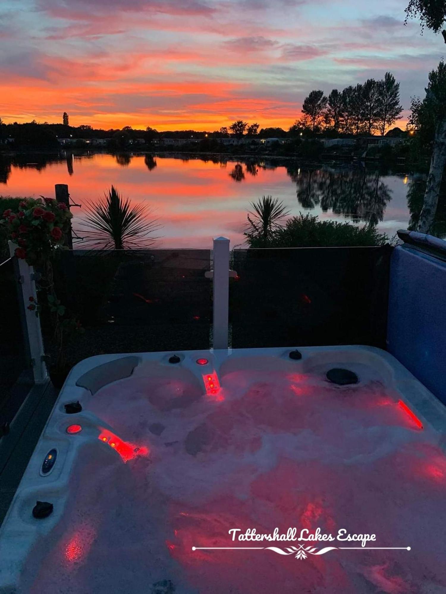 Meridian Tattershall Lakes Escape - Lakeside Lodge Caravan With A Fishing Peg Luxury Hot Tub المظهر الخارجي الصورة