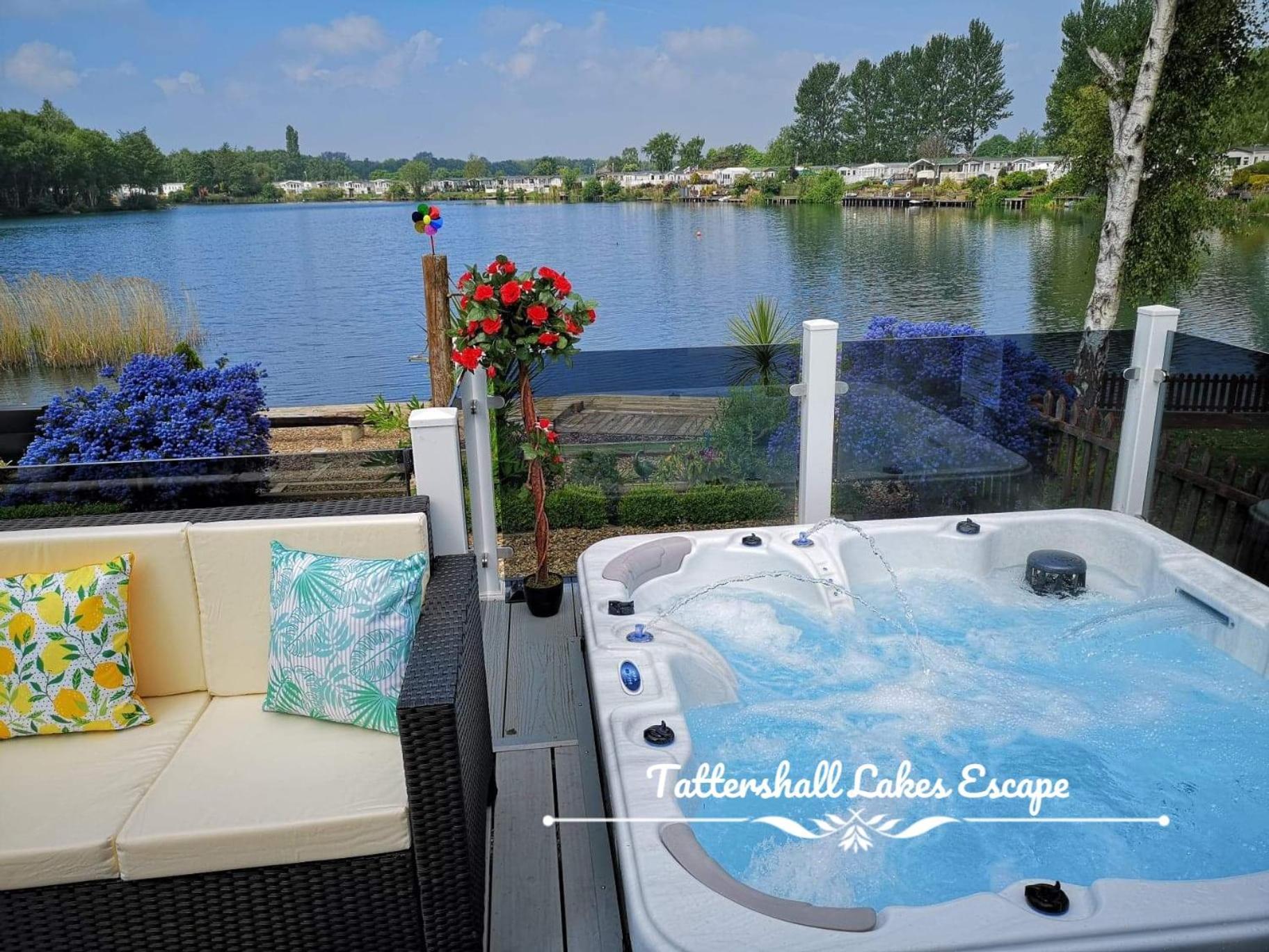 Meridian Tattershall Lakes Escape - Lakeside Lodge Caravan With A Fishing Peg Luxury Hot Tub المظهر الخارجي الصورة